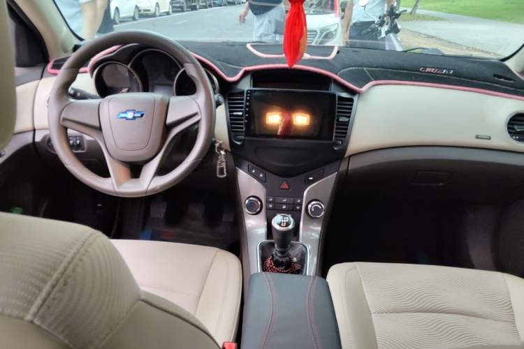 Used Chevrolet Cruze 2015 1.5L Classic SE MT Center Console
