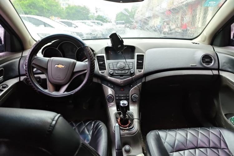 Used Chevrolet Cruze 2015 1.5L Classic SE MT Center Console