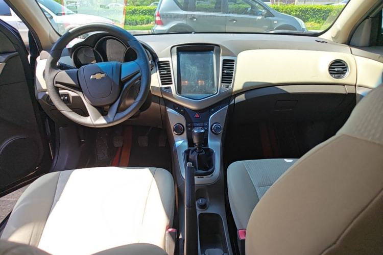 Used Chevrolet Cruze 2015 1.5L Classic SL MT Center Console