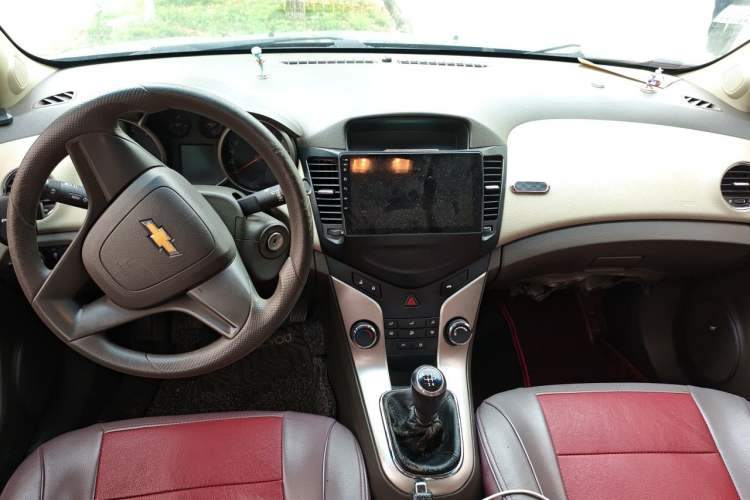 Used Chevrolet Cruze 2015 1.5L Classic SL MT Center Console