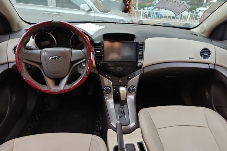 Used Chevrolet Cruze 2015 1.5L Classic SE AT Center Console
