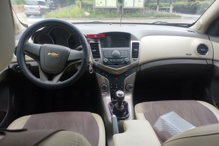 Used Chevrolet Cruze 2015 1.5L Classic SE MT Center Console