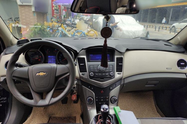 Used Chevrolet Cruze 2015 1.5L Classic SE MT Center Console