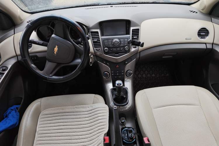 Used Chevrolet Cruze 2015 1.5L Classic SE MT Center Console