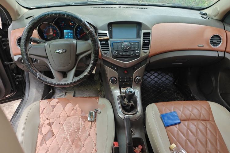 Used Chevrolet Cruze 2015 1.5L Classic SE MT Center Console