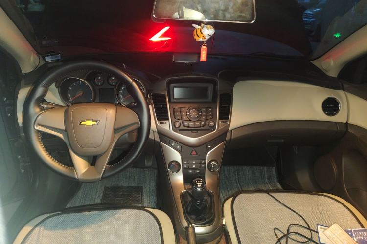 Used Chevrolet Cruze 2015 1.5L Classic SE MT Center Console