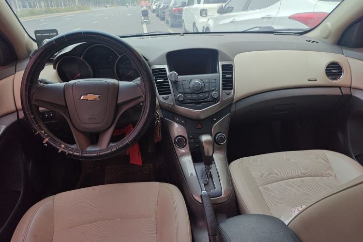 Used Chevrolet Cruze 2015 1.5L Classic SE AT Center Console