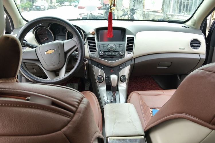 Used Chevrolet Cruze 2015 1.5L Classic SE AT Center Console