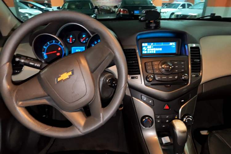 Used Chevrolet Cruze 2015 1.5L Classic SE AT Center Console