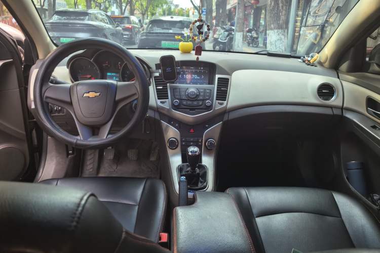 Used Chevrolet Cruze 2015 1.5L Classic SL MT Center Console