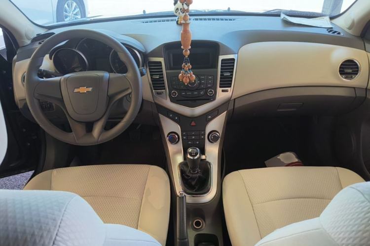 Used Chevrolet Cruze 2015 1.5L Classic SL MT Center Console