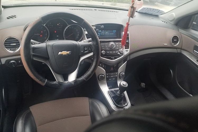 Used Chevrolet Cruze 2015 Hatchback 1.6L Manual Comfort Edition Center Console