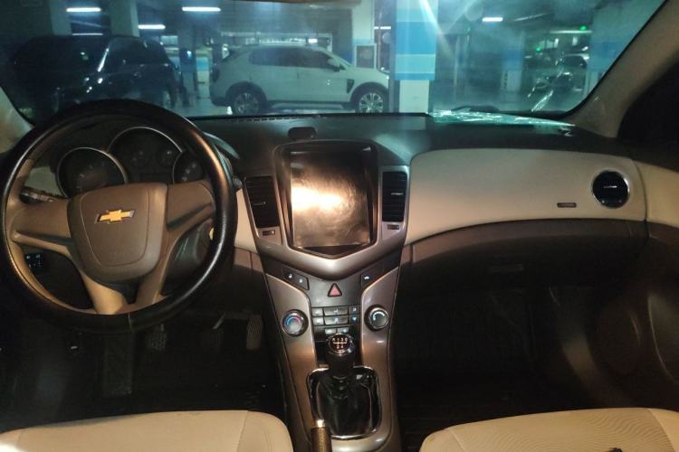 Used Chevrolet Cruze 2015 1.5L Classic SE MT Center Console