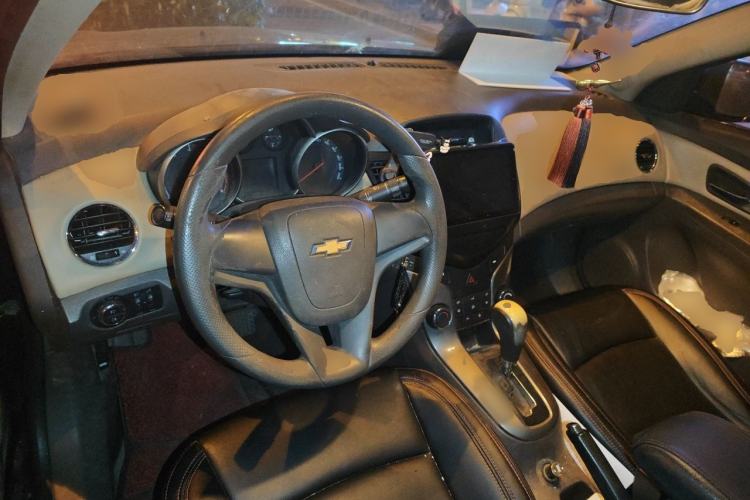 Used Chevrolet Cruze 2015 1.5L Classic SE AT Center Console