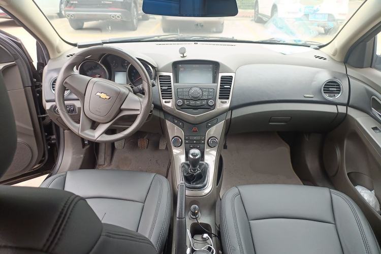 Used Chevrolet Cruze 2015 1.5L Classic SE MT Center Console