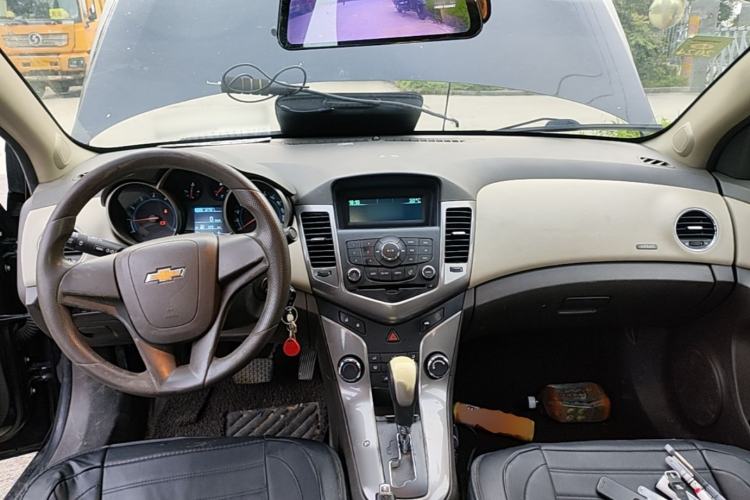 Used Chevrolet Cruze 2015 1.5L Classic SE AT Center Console