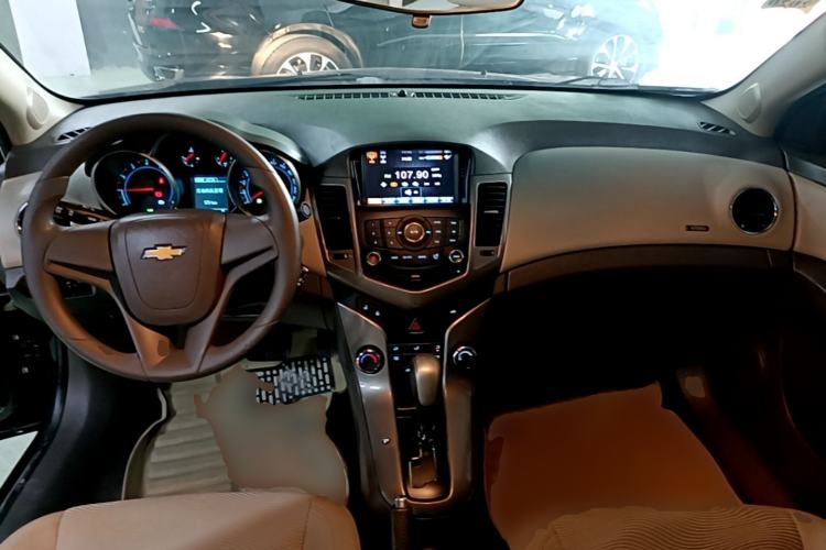 Used Chevrolet Cruze 2015 1.5L Classic SE AT Center Console