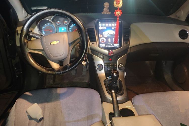 Used Chevrolet Cruze 2015 1.5L Classic SL MT Center Console