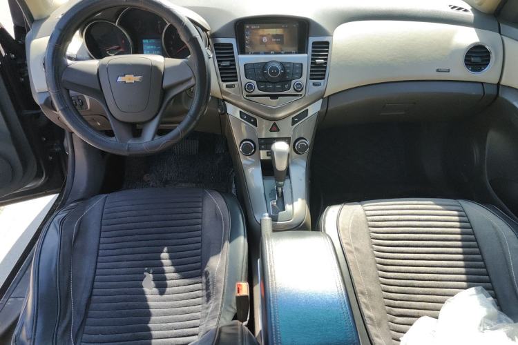 Used Chevrolet Cruze 2015 1.5L Classic SE AT Center Console