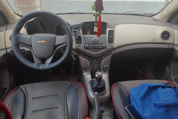 Used Chevrolet Cruze 2015 1.5L Classic SE MT Center Console