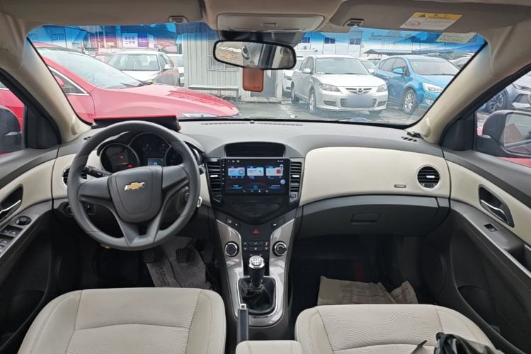 Used Chevrolet Cruze 2015 1.5L Classic SE MT Center Console