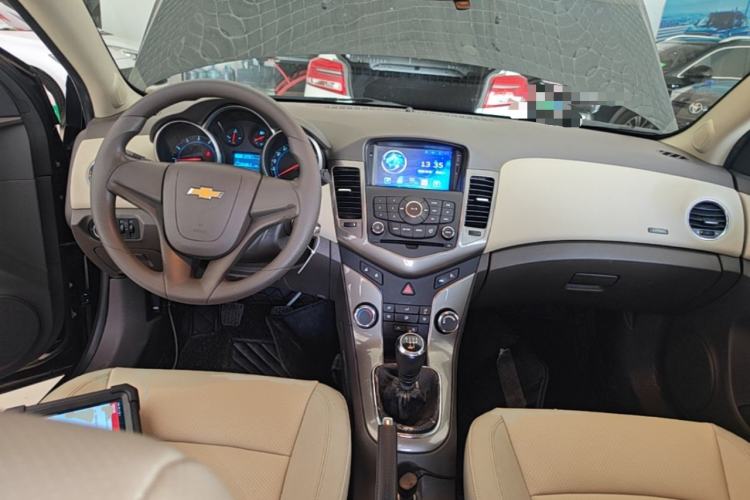 Used Chevrolet Cruze 2015 1.5L Classic SE MT Center Console