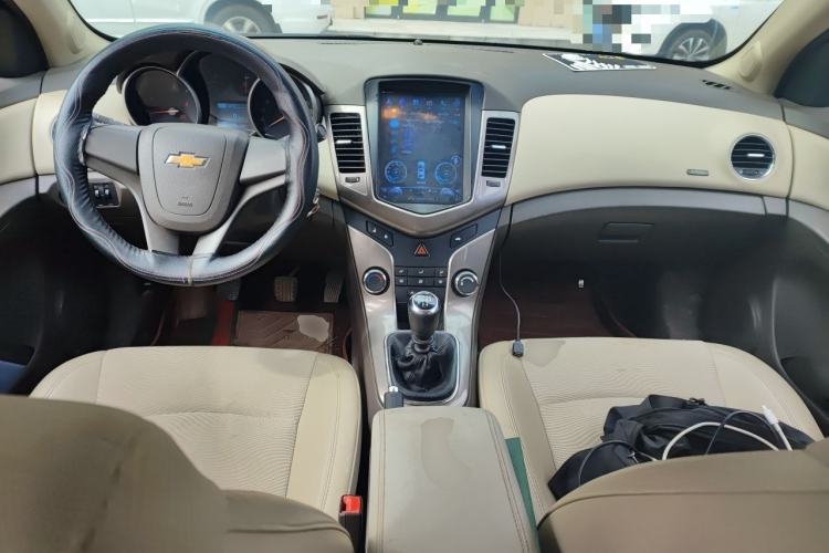 Used Chevrolet Cruze 2015 1.5L Classic SE MT Center Console