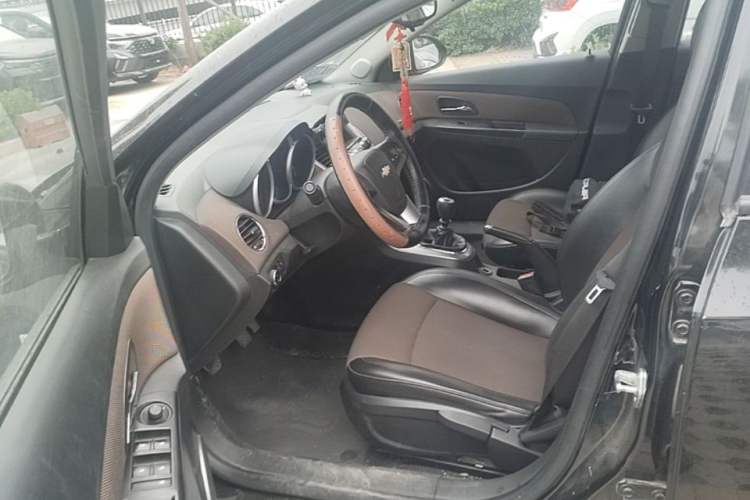 Used Chevrolet Cruze 2015 Hatchback 1.6L Manual Comfort Edition Driver Seat