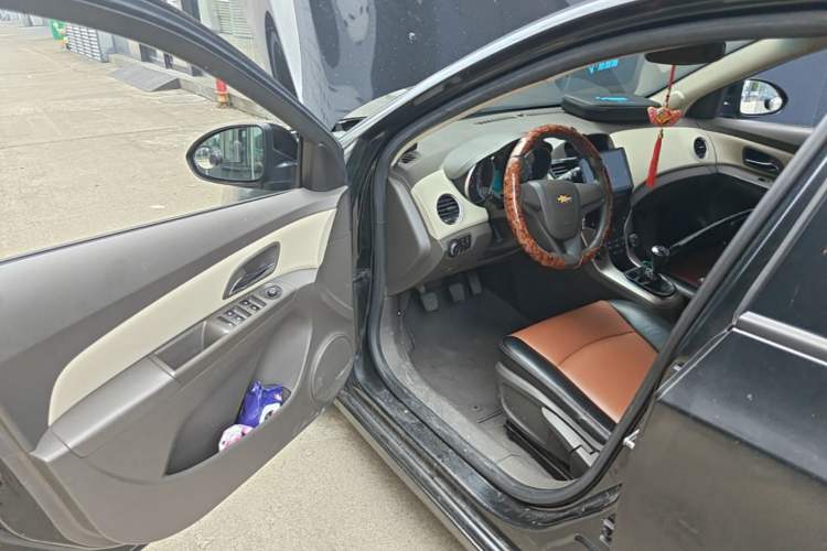 Used Chevrolet Cruze 2015 1.5L Classic SL MT Driver Seat