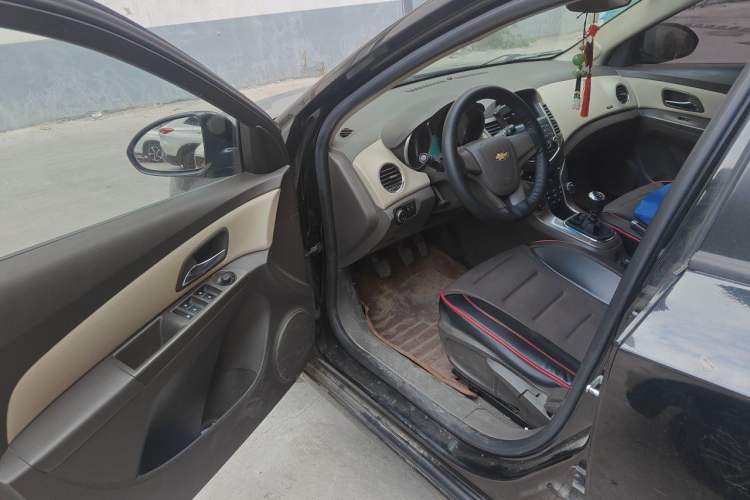 Used Chevrolet Cruze 2015 1.5L Classic SE MT Driver Seat