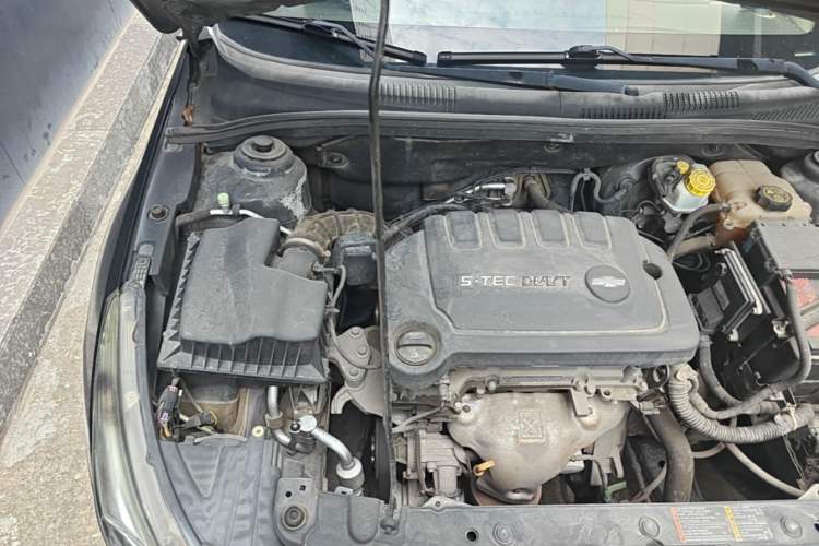 Used Chevrolet Cruze 2015 1.5L Classic SL MT Engine Bay Right