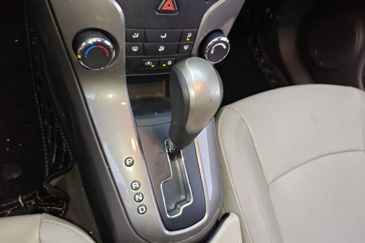 Used Chevrolet Cruze 2015 1.5L Classic SE AT Gear Lever
