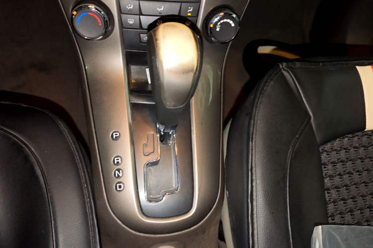 Used Chevrolet Cruze 2015 1.5L Classic SE AT Gear Lever