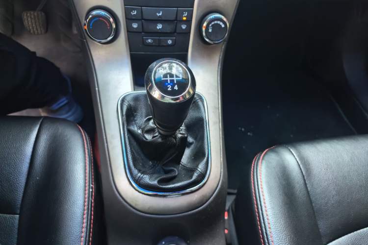 Used Chevrolet Cruze 2015 1.5L Classic SL MT Gear Lever