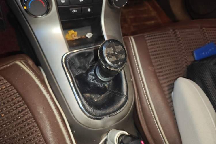 Used Chevrolet Cruze 2015 1.5L Classic SL MT Gear Lever