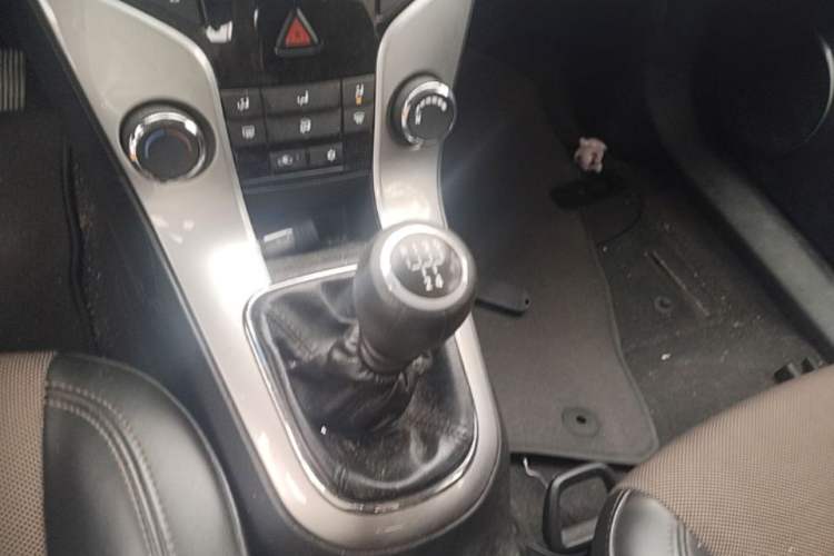 Used Chevrolet Cruze 2015 Hatchback 1.6L Manual Comfort Edition Gear Lever