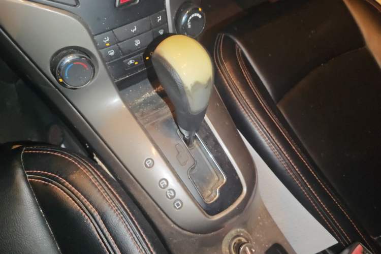 Used Chevrolet Cruze 2015 1.5L Classic SE AT Gear Lever
