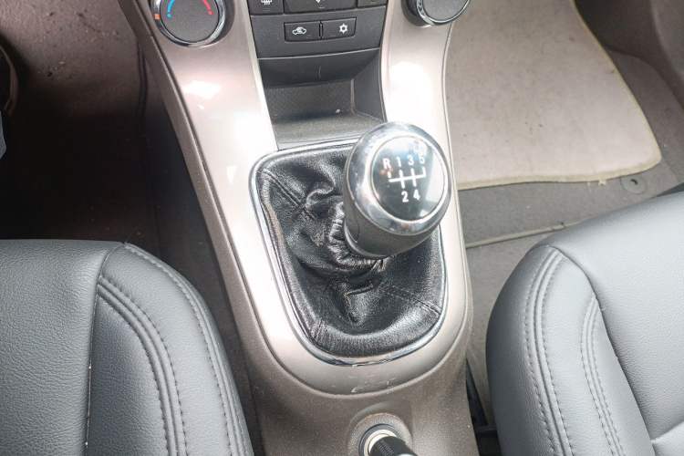 Used Chevrolet Cruze 2015 1.5L Classic SE MT Gear Lever
