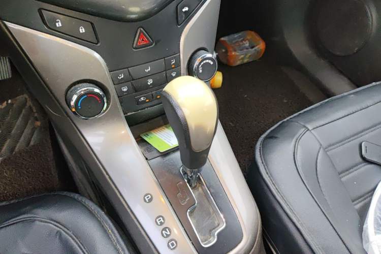 Used Chevrolet Cruze 2015 1.5L Classic SE AT Gear Lever