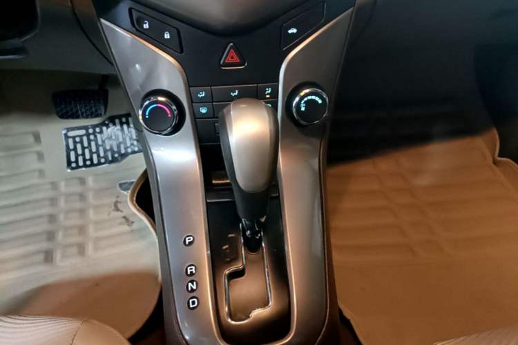 Used Chevrolet Cruze 2015 1.5L Classic SE AT Gear Lever