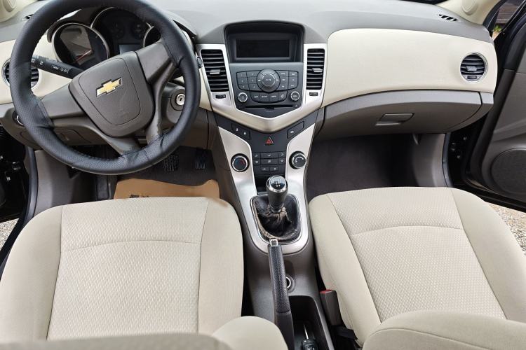 Used Chevrolet Cruze 2015 1.5L Classic SL MT Interior 1