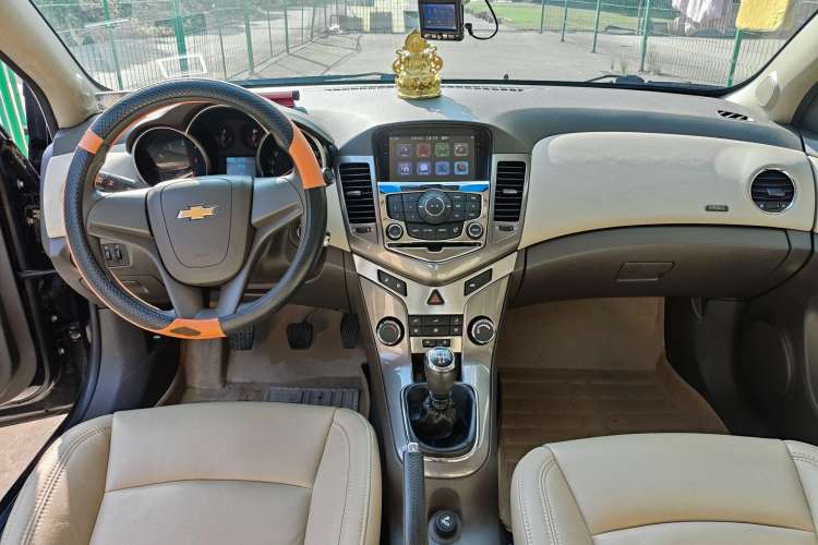 Used Chevrolet Cruze 2015 1.5L Classic SE MT Interior 1