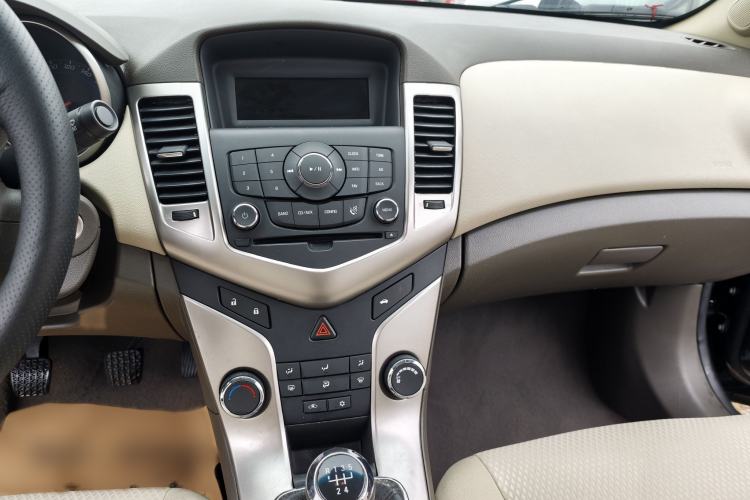 Used Chevrolet Cruze 2015 1.5L Classic SL MT Interior 2