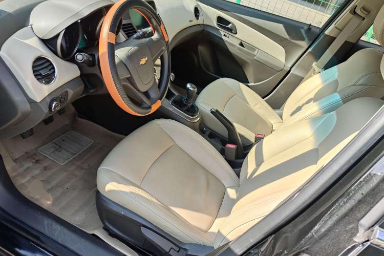 Used Chevrolet Cruze 2015 1.5L Classic SE MT Interior 2