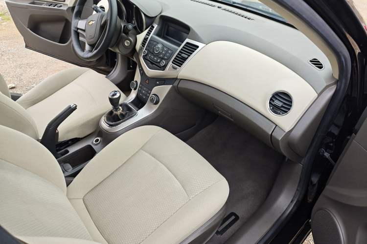 Used Chevrolet Cruze 2015 1.5L Classic SL MT Interior 3