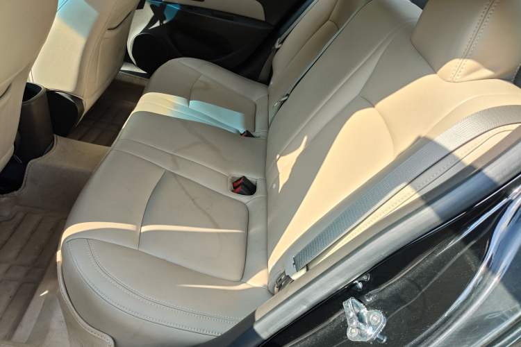 Used Chevrolet Cruze 2015 1.5L Classic SE MT Interior 3