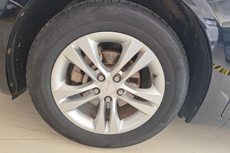 Used Chevrolet Cruze 2015 1.5L Classic SE MT Left Front Wheel Hub