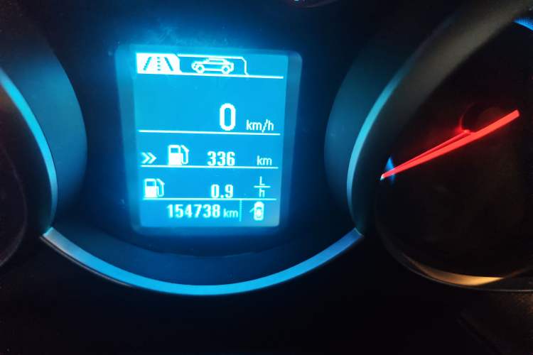 Used Chevrolet Cruze 2015 1.5L Classic SE MT Odometer Close Up