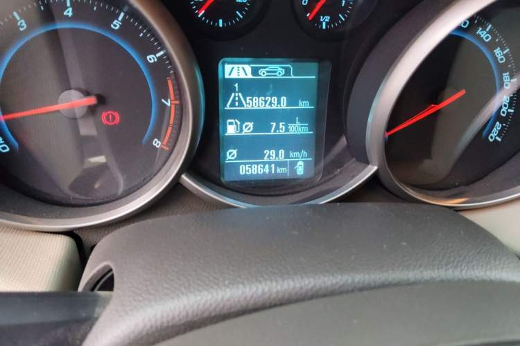 Used Chevrolet Cruze 2015 1.5L Classic SE MT Odometer Close Up