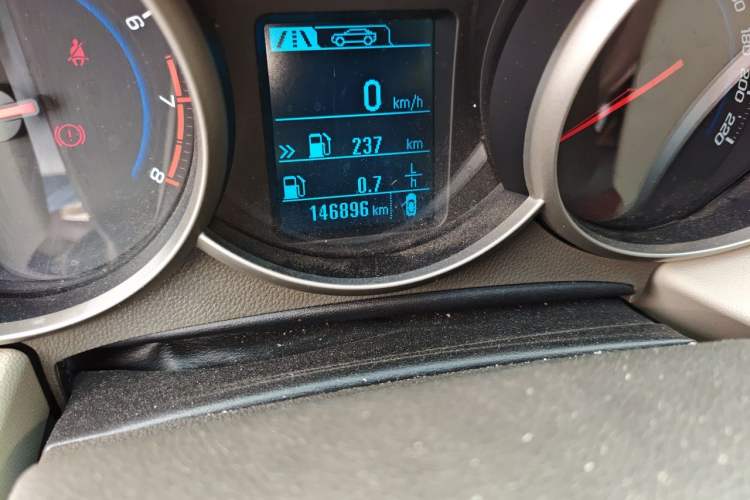 Used Chevrolet Cruze 2015 1.5L Classic SL MT Odometer Close Up